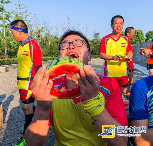 吃瓜大赛现场,吃瓜大赛现场高潮迭起，瓜王争霸一触即发